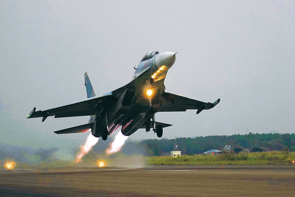 Khắc nghiệt nhất ở vòng này là nội dung kiểm tra sức chịu đựng trong môi trường giảm áp. Ứng viên được đưa vào một khoang máy kín mít có hệ thống hút chân không. Áp suất được điều chỉnh giảm xuống, oxy được rút bớt ra để môi trường trong khoang máy tương đương với máy bay đang độ cao 5000 mét. Trong 30 phút ở môi trường áp thấp, thiếu ôxy, ứng viên sẽ phải kiểm tra chức năng khí áp tai, khí áp xoang, độ nhạy của thính giác, thị giác, công năng hô hấp của phổi…