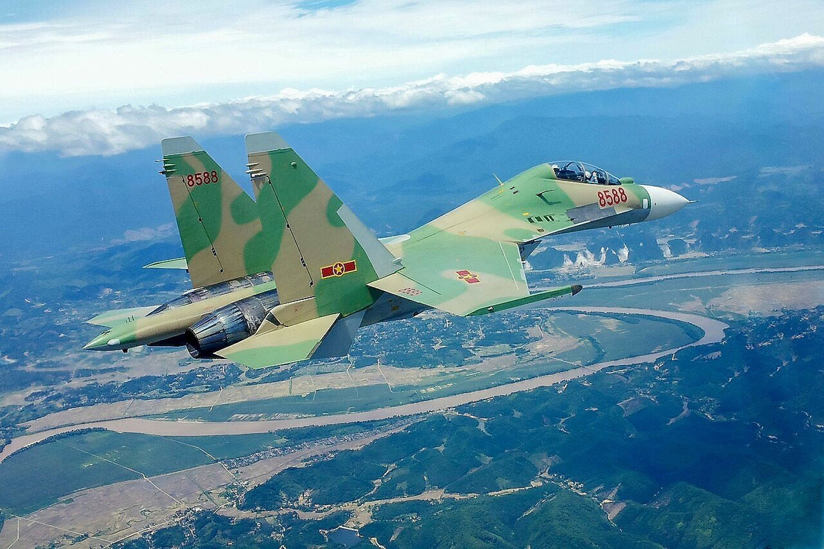 Vượt qua vòng khám sức khỏe, con đường đối với phi công tiêm kích vẫn còn lắm gian nan và thách thức rất lớn. Vì học trong nước hay ngoài nước thì quy trình đều khắt khe vô cùng, nhiều người được cho sang Nga đào tạo nhưng vẫn... trượt. Năm học đầu tiên hầu như tất cả phải học nguyên lý cấu tạo, hoạt động máy bay, năm thứ 2 tiếp cận máy bay nhưng là học lái dưới đất.