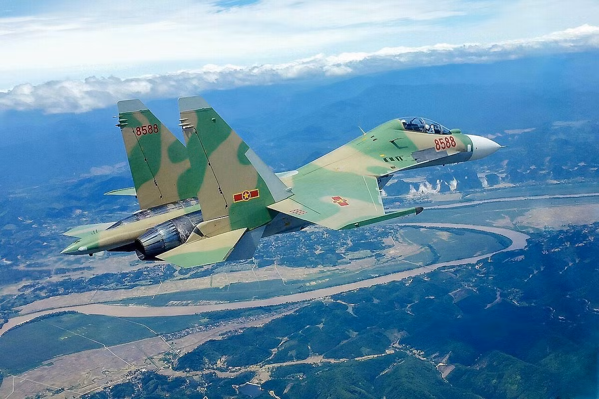 Vượt qua vòng khám sức khỏe, con đường đối với phi công tiêm kích vẫn còn lắm gian nan và thách thức rất lớn. Vì học trong nước hay ngoài nước thì quy trình đều khắt khe vô cùng, nhiều người được cho sang Nga đào tạo nhưng vẫn... trượt. Năm học đầu tiên hầu như tất cả phải học nguyên lý cấu tạo, hoạt động máy bay, năm thứ 2 tiếp cận máy bay nhưng là học lái dưới đất.