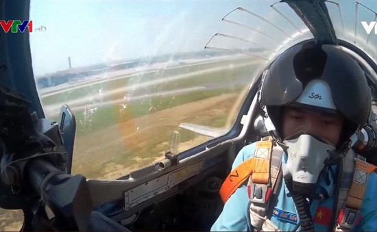 Ở vòng một, khó khăn nhất là nội dung kiểm tra chức năng tiền đình. Ứng viên được ngồi mâm xoay tròn với tốc độ 40 vòng/phút. Sau vài phút chịu rung lắc trên mâm, ứng viên bước xuống và được yêu cầu đi trên một đường thẳng. Đa phần ứng viên bước xuống từ mâm xoay phải đi… loạng choạng, đồng nghĩa với việc ra về. Chỉ những người đi “liêu xiêu” một chút hoặc giữ thăng bằng tốt là có thể tiếp tục được chọn khám vòng 2 tại Viện Y học Hàng không.