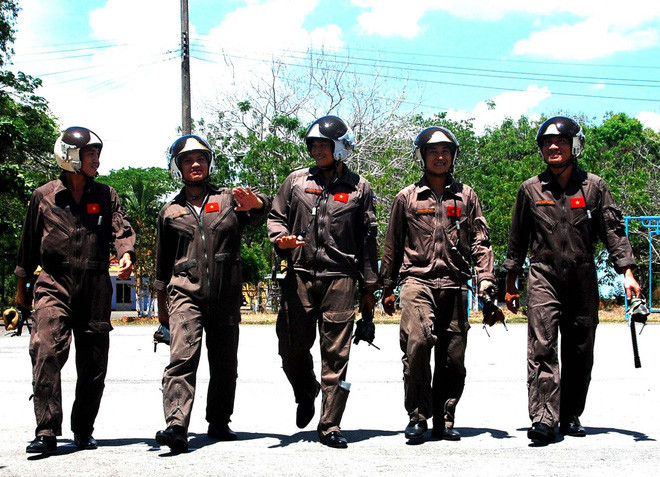 Ở nội dung khám tiếp theo, ứng viên phi công được làm điện tim, đo huyết áp, kiểm tra tâm lí… Bài kiểm tra trí nhớ với một bảng chữ được đưa ra trong vài chục giây rồi cất đi, ứng viên phải nói lại trong bảng có bao nhiêu chữ, là những chữ gì... Nội dung này cũng đánh trượt khá nhiều ứng viên.