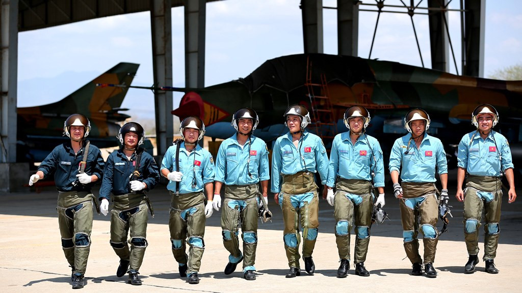 Những người có gan bàn chân dày (biểu hiện của người phản ứng chậm chạp); thuận tay trái (vì buồng lái máy bay đều bố trí những nút bấm quan trọng dành cho người thuận tay phải); những người chân vòng kiềng hoặc ngắn dưới 75cm (khó sử dụng những bộ phận dùng chân trên máy bay); những người có chiều cao khi ngồi lớn hơn 93cm (vì sẽ chạm mui ca bin); những người có giọng nói không rõ ràng, mạch lạc (vì sẽ khó khăn trong liên lạc vô tuyến)… sẽ phải ngậm ngùi dừng bước.