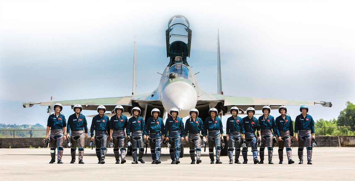 Một bài báo đăng trên Tạp chí Văn nghệ Quân đội năm 2012 cho chúng ta một cái nhìn rõ hơn về tiêu chuẩn phi công tiêm kích. “Đối với phi công tiêm kích, to cao đôi khi lại là một… nhược điểm! Vì hầu hết các khoang lái của máy bay tiêm kích đều được thiết kế nhỏ gọn. Người ‘cồng kềnh’ sẽ khó xoay sở trong chiến đấu và cả khi cần phải thoát li khỏi máy bay…”, Chính ủy Trung đoàn 935 - Thượng tá Trần Trọng Tuyến (thời điểm năm 2012) cho biết.