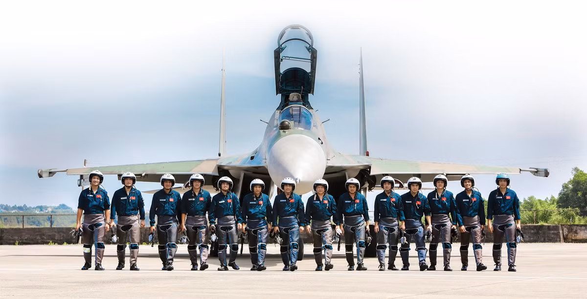 Một bài báo đăng trên Tạp chí Văn nghệ Quân đội năm 2012 cho chúng ta một cái nhìn rõ hơn về tiêu chuẩn phi công tiêm kích. “Đối với phi công tiêm kích, to cao đôi khi lại là một… nhược điểm! Vì hầu hết các khoang lái của máy bay tiêm kích đều được thiết kế nhỏ gọn. Người ‘cồng kềnh’ sẽ khó xoay sở trong chiến đấu và cả khi cần phải thoát li khỏi máy bay…”, Chính ủy Trung đoàn 935 - Thượng tá Trần Trọng Tuyến (thời điểm năm 2012) cho biết.