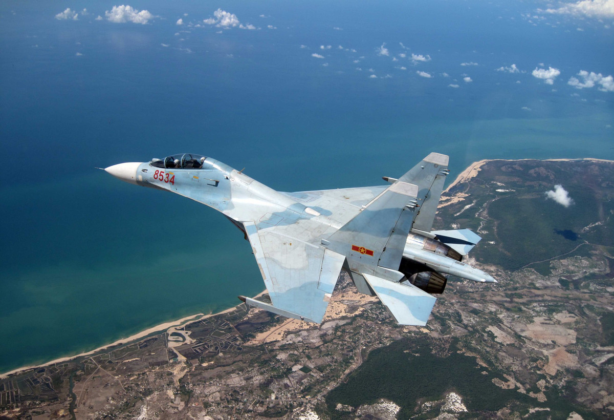 Trong các bài tập dưới đất, khó khăn nhất là việc tập phản xạ trong khoang lái tối. Hàng mấy trăm nút điều khiển nhỏ li ti, dày chi chít, học viên phải căng mắt ra nhìn, ấn và gọi tên chính xác từng nút. Chậm một tích tắc là không đạt yêu cầu. Bởi đối với tốc độ của máy bay tiêm kích siêu âm, chậm một phần mười giây hoặc ấn nhầm nút điều khiển đồng nghĩa với việc phá hủy máy bay.