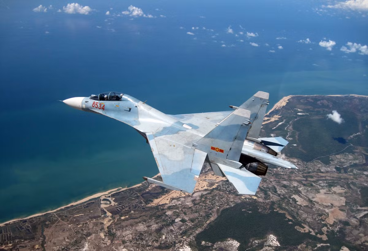 Trong các bài tập dưới đất, khó khăn nhất là việc tập phản xạ trong khoang lái tối. Hàng mấy trăm nút điều khiển nhỏ li ti, dày chi chít, học viên phải căng mắt ra nhìn, ấn và gọi tên chính xác từng nút. Chậm một tích tắc là không đạt yêu cầu. Bởi đối với tốc độ của máy bay tiêm kích siêu âm, chậm một phần mười giây hoặc ấn nhầm nút điều khiển đồng nghĩa với việc phá hủy máy bay.