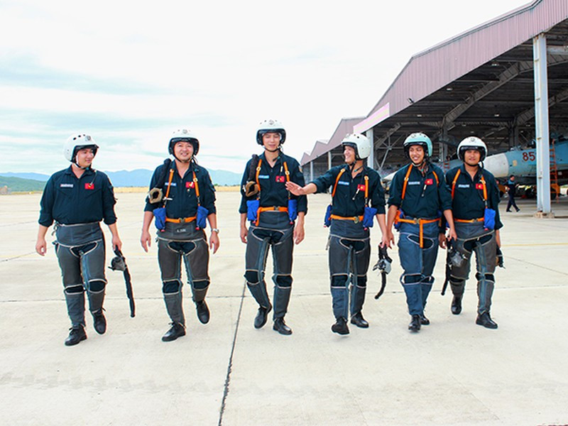 Dẫu vậy, chặng đường để trở thành một phi công tiêm kích Việt Nam là không hề dễ dàng, rất khó khăn, có khi cả ngàn người mới có một người đạt đủ sức khỏe để đặt chân vào trường sĩ quan, còn ra trường hay không thì lại là chuyện khác.