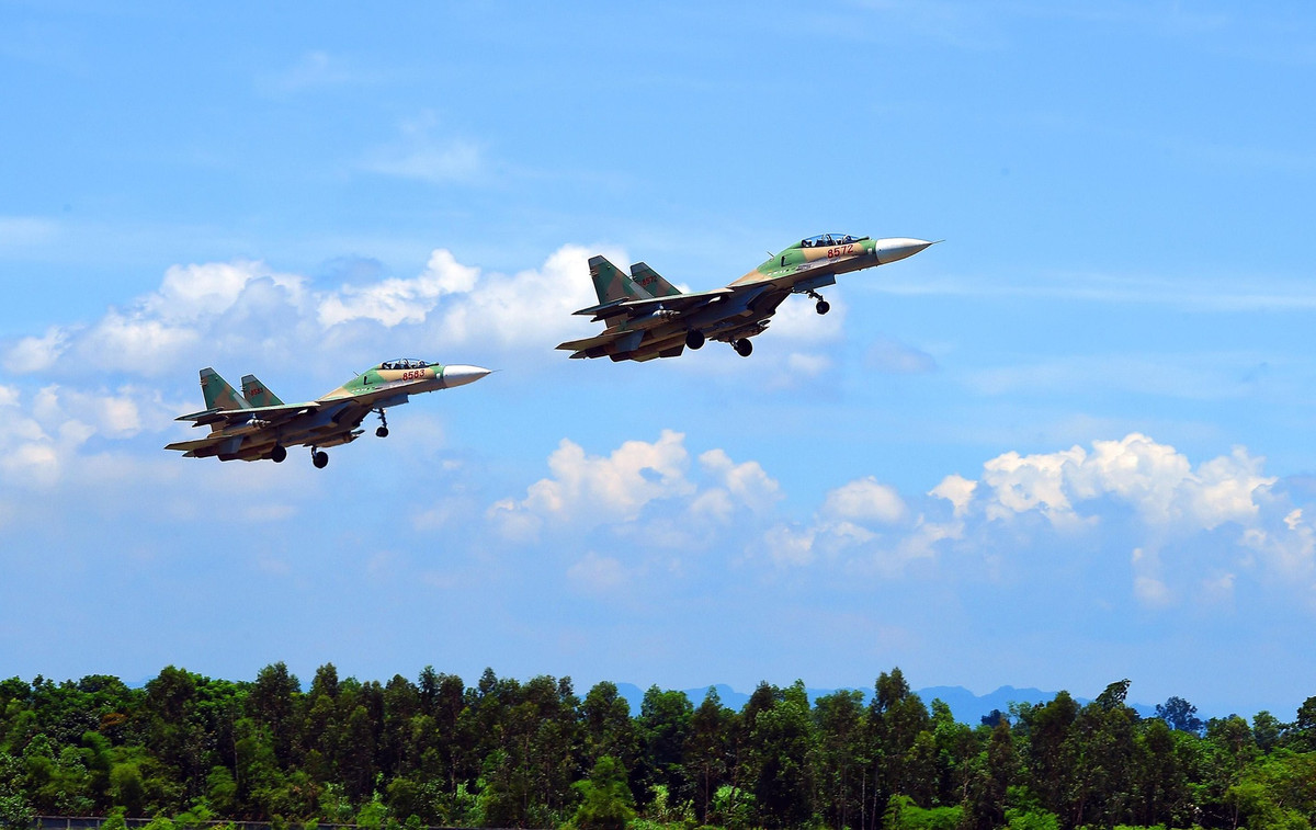 Nhìn chung, trong khuôn khổ một bài viết rất khó mô tả chi tiết được quá trình trở thành phi công tiêm kích. Chỉ biết rằng việc này không khác gì “đãi cát tìm vàng”, theo vị chỉ huy Trung đoàn 935, riêng khóa của anh được tuyển năm 1986, cả nước có 26.000 người dự tuyển, nhưng chỉ có 60 người được gửi đi Liên Xô học tập. Tuy nhiên, hiện chỉ có đúng 5 người trở thành phi công tiêm kích siêu âm.