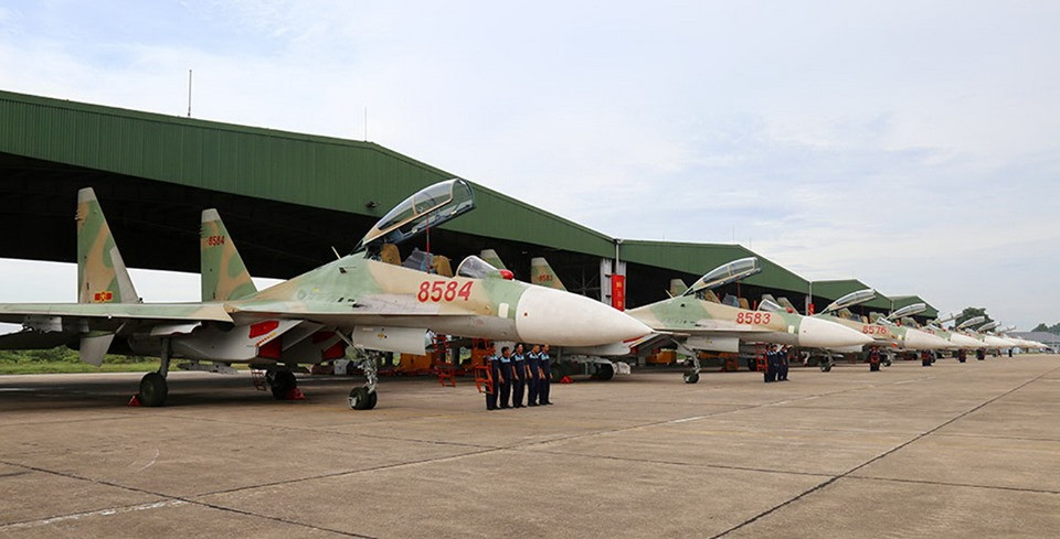 Đối với phi công chiến đấu, thị giác là tối quan trọng. Ở vòng khám mắt, sau khi vượt được vòng đo thị lực với kết quả 10/10, thậm chí là 12/10, ứng viên phải trải qua những bài test để kiểm tra độ thích ứng sáng-tối bằng cách nhìn vào một bóng đèn sáng cho đồng tử co lại, rồi đèn đột ngột tắt phụt, một bảng chữ được đưa ra để xem ứng viên mất bao nhiêu thời gian mới có thể đọc được.