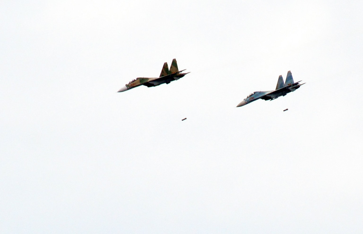 Sang năm thứ 4 học viên mới được hành quân ra phi trường. Nghĩa là tới một trung đoàn huấn luyện bay đầu tiên để tập bay trên những chiếc máy bay cánh quạt một động cơ Yak- 52. Sau một năm, những người xuất sắc sẽ được chuyển sang một trung đoàn khác để học lái máy bay phản lực L-39 với tốc độ cận âm.