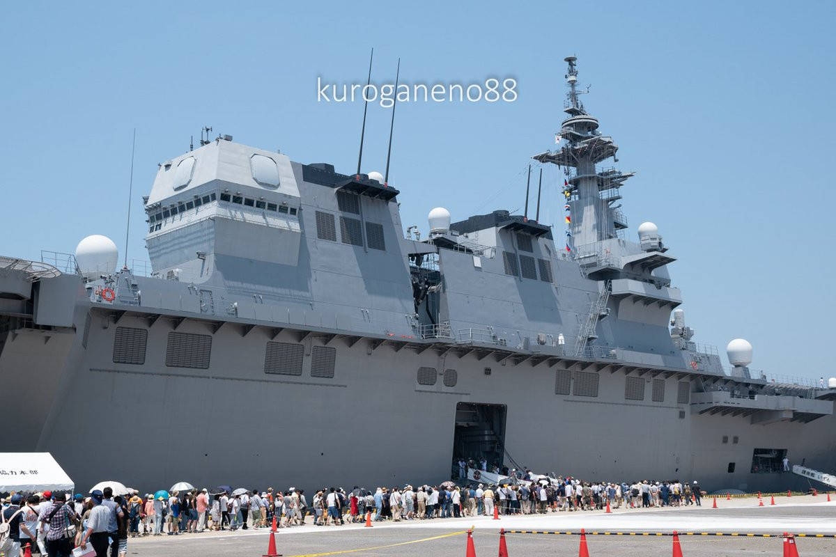 So với việc những lực lượng hải quân ở Đông Nam Á không phải là một đối thủ xứng tầm với hải quân Trung Quốc, Mỹ đã không còn quá khắt khe và nhắm mắt làm ngơ cho sự "lách luật" này của Nhật Bản. Với sức mạnh của Nhật Bản và Hàn Quốc sẽ làm đối trọng kiềm chế Trung Quốc rất tốt ở khu vực biển Hoa Đông, khiến Trung Quốc không thể dễ dàng có những hành động phiêu lưu mạo hiểm, nhất là với việc sử dụng tàu ngầm. Ảnh: Cận cảnh tàu đổ bộ trực thăng Izumo.