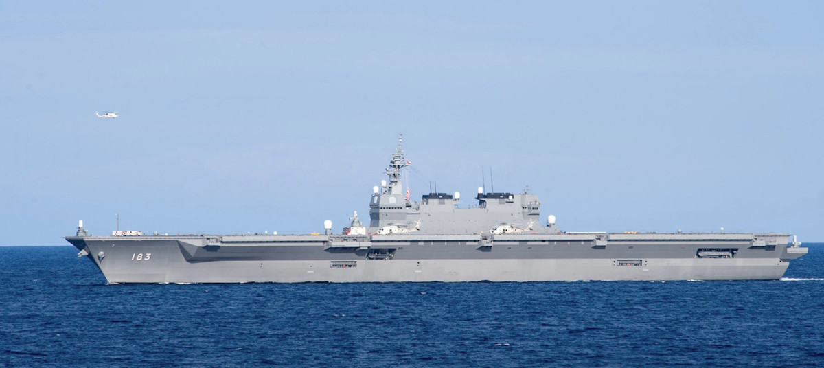 Việc triển khai F-35B cũng giúp cho năng lực phòng không của biên đội tàu sân bay Nhật Bản nâng lên rõ rệt, là đối trọng với những tiêm kích hạm J-15 Shenyang của Trung Quốc. Thậm chí, những chiếc F-35B của Nhật Bản còn ưu việt hơn các máy bay đối phương bởi sự tàng hình cũng như tính năng hiện đại. Ảnh: Tàu Izumo DDH-183.