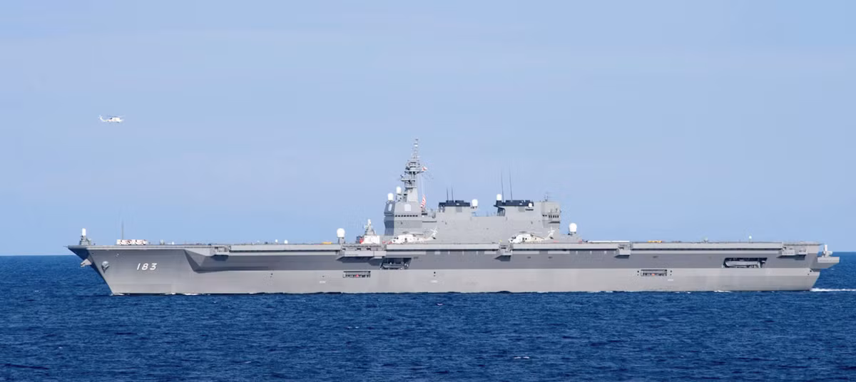 Việc triển khai F-35B cũng giúp cho năng lực phòng không của biên đội tàu sân bay Nhật Bản nâng lên rõ rệt, là đối trọng với những tiêm kích hạm J-15 Shenyang của Trung Quốc. Thậm chí, những chiếc F-35B của Nhật Bản còn ưu việt hơn các máy bay đối phương bởi sự tàng hình cũng như tính năng hiện đại. Ảnh: Tàu Izumo DDH-183.