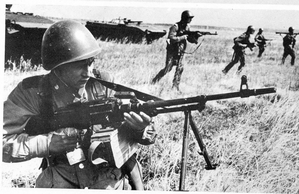  Súng máy PKM chính thức được đưa vào biên chế Hồng Quân Liên Xô năm 1969, là phiên bản cải tiến của súng máy PK được sử dụng từ 1961, nhằm thay thế súng máy SG-43 và RPD. Ảnh: Chiến sĩ bộ binh cơ giới Liên Xô với súng máy PKM
