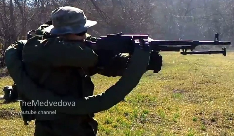 Hiện nay, súng máy PKM vẫn còn được trang bị trong nhiều nước trên thế giới, đặc biệt Nga còn có một phiên bản cải tiến sâu của nó với tên gọi PKP Pecheneg dành cho các lực lượng đặc biệt. Ảnh: Một khẩu PKM của binh sĩ Ukraine với dây đạn dài chứa trong balo.