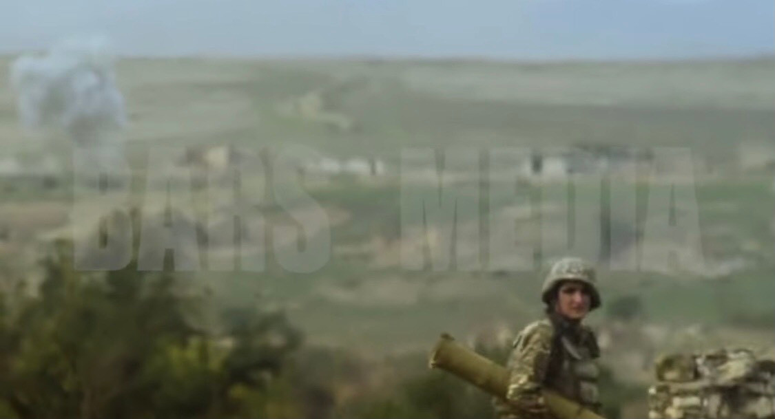 Trong một đoạn clip mới đây được binh sĩ Armenia đăng lên Twitter cho thấy quân đội Armenia đã tấn công mạnh mẽ một khu vực mà Azerbaijan kiểm soát, tiêu diệt một số phương tiện tăng - thiết giáp của đối phương cũng như binh sĩ địch. Ảnh: Tên lửa chống tăng Armenia đánh trúng mục tiêu thiết giáp địch