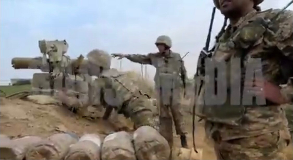 Trong thời gian qua, lực lượng bộ binh chống tăng cũng như xe tăng của Armenia đã thực sự chiến đấu vô cùng hiệu quả, cho thấy một hiệu suất tuyệt vời, bắn trúng mục tiêu với tỉ lệ cao và làm cho đối phương gặp rắc rối cực kỳ lớn, đã thiệt hại rất nhiều xe tăng thiết giáp. Ảnh: Binh sĩ Armenia sử dụng tên lửa chống tăng 9K111 Fagot (AT-4) tấn công xe tăng Azerbaijan.