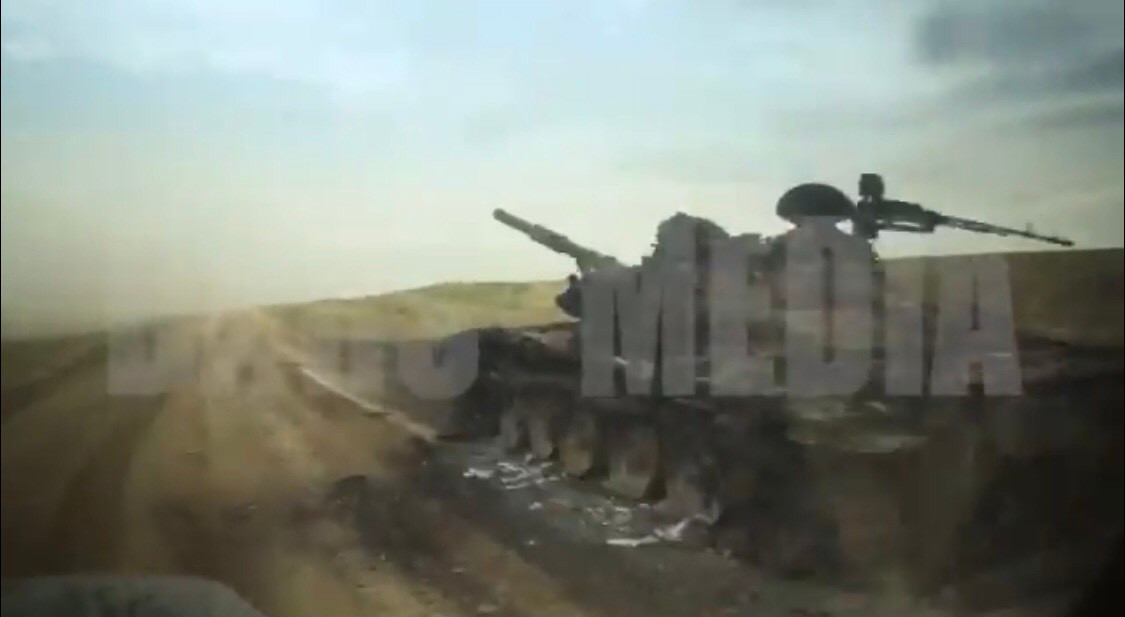 Ngoài ra còn có hình ảnh về chiếc xe tăng Azerbaijan cháy rụi bên đường, bị nghi là xe tăng chiến đấu chủ lực T-90S cực kỳ hiện đại của Nga. Chiếc xe dường như bị tấn công bởi tên lửa chống tăng và cháy rụi, có thể kíp chiến đấu đã không qua khỏi. Hiện nay Azerbaijan đang có trong biên chế khoảng 100 chiếc T-90S nhập khẩu là phiên bản dựa trên T-90A nội địa Nga. Ảnh: Xe tăng Azerbaijan cháy rụi bên đường.