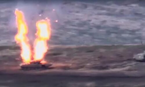 Các xe tăng - thiết giáp của Azerbaijan thường đi theo đội hình mà không có sự tùng thiết của bộ binh, trong khi đó lại di chuyển qua địa hình thấp, trống trải, rất dễ bị tên lửa chống tăng của Armenia mai phục tấn công từ các điểm cao, dẫn đến sự tổn thương dễ dàng. Điều này cho thấy bộ binh phối hợp tác chiến với xe tăng là rất quan trọng vì tầm nhìn của kíp lái xe thường rất hạn chế và không phải lúc nào cũng có thể phát hiện sớm kẻ thù để đáp trả. Ảnh: Xe tăng T-72 Azerbaijan bị bắn trúng hầm đạn.