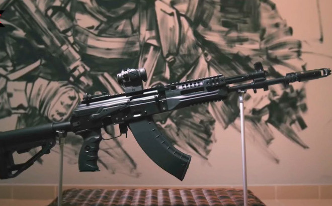Nhìn qua thiết kế STV-410 ta có thể đáng giá là lấy cảm hứng lớn từ AK-15 của hãng Kalashnikov Concern nổi tiếng Nga. Tuy nhiên, súng vẫn có nhiều đặc trưng khác biệt và máy súng vẫn là kiê Galil ACE. Ảnh: Một khẩu AK-15 của hãng KC Nga.