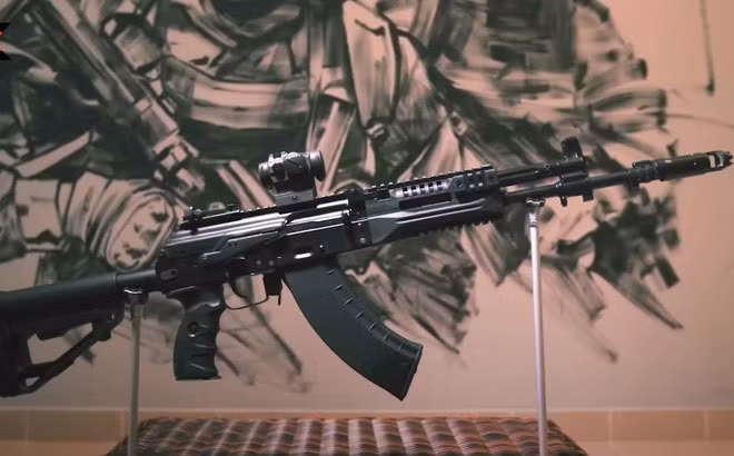 Nhìn qua thiết kế STV-410 ta có thể đáng giá là lấy cảm hứng lớn từ AK-15 của hãng Kalashnikov Concern nổi tiếng Nga. Tuy nhiên, súng vẫn có nhiều đặc trưng khác biệt và máy súng vẫn là kiê Galil ACE. Ảnh: Một khẩu AK-15 của hãng KC Nga.