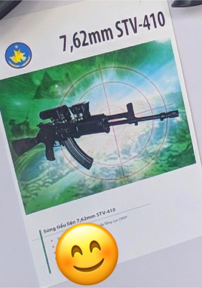 Chưa hết vui mừng khi mới đây, mẫu súng trường tấn công mới có kiểu dáng hiện đại hơn cả STV-380 là STV-410 cũng lần đầu lộ diện, khiến giới quan sát quân sự trong nước và quốc tế không khỏi quan tâm. Dù chưa có thông tin cụ thể tuy nhiên ta vẫn dễ dàng nhận ra những đặc tính kỹ thuật và mẫu mã bên ngoài của nó khá tương đồng với súng trường AK-15 của hãng KC Nga. Ảnh: Bản giới thiệu súng STV-410 - Nguồn: Kênh Giáo dịch Quốc phòng.