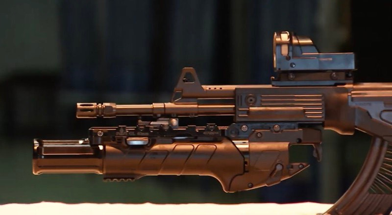 Súng có ưu điểm lớn so với AK-47 cũ là vẻ ngoài bắt mắt, hiện đại, làm hoàn toàn từ kim loại và nhựa tổng hợp độ bền cao, đồng thời trang bị thêm các ray Picatinny cho phép súng có thể mở rộng phụ kiện như kính ngắm quang học, kính ngắm điểm đỏ, súng phóng lựu kẹp nòng, đèn pin, laser, chân chống,.. tăng thêm khả năng đa nhiệm cho khẩu súng. Súng hiện đang được sản xuất đại trà tại nhà máy Z-111 Tổng cục công nghiệp Quốc phòng và phiên bản carbin của nó là STV-215. Ảnh: Cận cảnh súng STV-380 với súng phóng lựu kẹp nòng GL-40- Nguồn: QPVN.