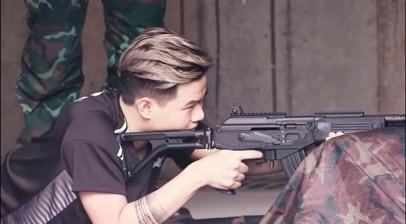 Thời gian qua, những thông tin về việc Việt Nam sản xuất nhiều loại súng mới cho ta thấy một bước tiến vô cùng lớn và đáng tự hào của ngành Công nghiệp Quốc phòng Việt Nam. Nước ta đã có thể tự chủ sản xuất một số lượng rất lớn súng trường hiện đại để trang bị cho Quân đội và hoàn toàn có thể hướng đến tương lai xuất khẩu trong thời gian không xa khi đã đủ số lượng yêu cầu. Ảnh: Nhân vật tác xạ với súng trường STV-380 do Việt Nam chế tạo - Nguồn: QPVN.