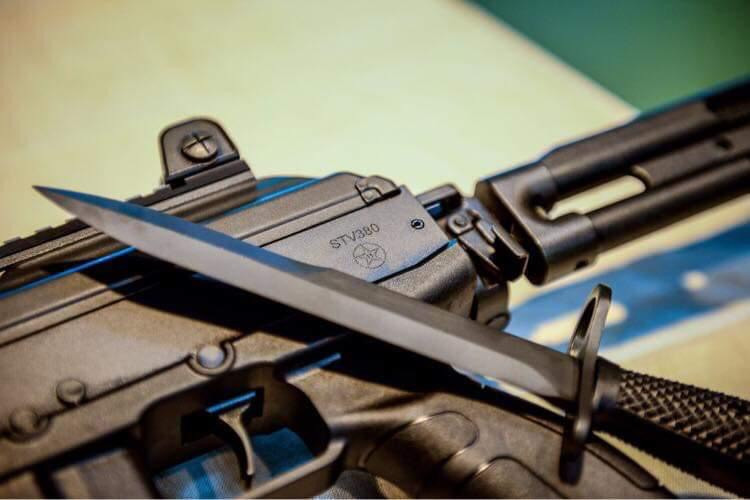 Súng cũng được loại bỏ cơ cấu khóa an toàn và điều chỉnh chế độ bắn ở bên trái thân súng, phía trên tay cầm, đồng thời sử dụng một báng súng nhựa, kiểu thẳng như trên AKM chứ không hơi cong xuống như trên AK-47 và AKn do Việt Nam sản xuất. Ảnh: Cận cảnh thân súng STV-380 và lưỡi lê do Việt Nam chế tạo - Nguồn: QPVN.