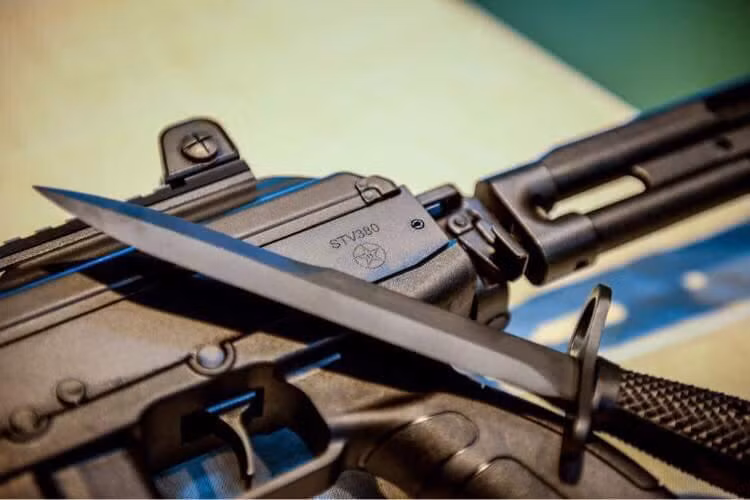 Súng cũng được loại bỏ cơ cấu khóa an toàn và điều chỉnh chế độ bắn ở bên trái thân súng, phía trên tay cầm, đồng thời sử dụng một báng súng nhựa, kiểu thẳng như trên AKM chứ không hơi cong xuống như trên AK-47 và AKn do Việt Nam sản xuất. Ảnh: Cận cảnh thân súng STV-380 và lưỡi lê do Việt Nam chế tạo - Nguồn: QPVN.