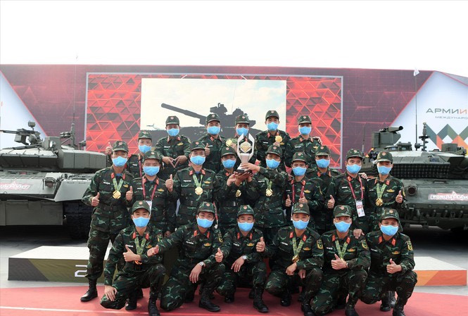 Hiện nay, quân phục K-19 đã được cấp phát số lượng lớn để thử nghiệm trong nhiều đơn vị, có một sự phản hồi vô cùng tích cực. Cùng với đó, quân đội ta cũng đã trang bị quân phục dã chiến K-19 cho các đội tuyển đi thi Hội thao Quân sự Quốc tế ARMY Games từ năm 2019 để đánh giá tính năng quân phục cũng như để người lính có thể phản hồi qua quá trình thực tế thi đấu. Ảnh: Đội tuyển xe tăng Việt Nam tại Tank Biathlon 2020 với quân phục K-19.