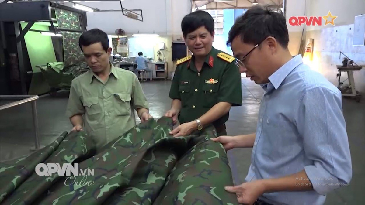 K-19 được may bằng loại vải mới, có nhiều cải tiến hơn so với loại vải K-07 cũ, cho độ thoáng cao, mát mẻ, tạo cảm giác thoải mái hơn cho người lính. Cộng với đó là áp dụng các công nghệ nhuộm vải, in màu kiểu mới cho phép có độ bền màu cao, không phai sau nhiều lần giặt như K-07, khó rách trong các trường hợp đặc thù trên chiến trường, có tính phù hợp cao đối với chiến sĩ của quân đội Việt Nam. Ảnh: Vải rằn ri dùng để may quân phục K-19 tại nhà máy.