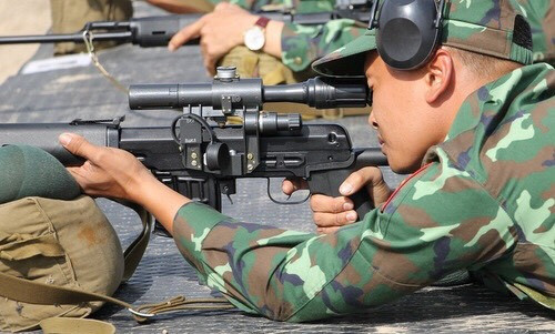 Dù vậy, K-19 vẫn còn một số nhược điểm có thể nâng cấp trong tương lai, đó là sử dụng quân hàm kết hợp kiểu cài cũ mà không sử dụng kiểu Verclo như trên quân phục K-17 kiểu mới, cúc tay áo cũng dùng bằng nút bấm kim loại kiểu cũ. Dẫu vậy, đây là những điểm nhỏ, có thể thay đổi trong các mẫu K-19 xuất xưởng vào các đợt sau. Ảnh: Chiến sĩ bắn tỉa Việt Nam với quân phục K-19 mới.