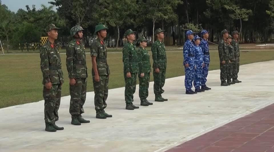 Quân phục nguỵ trang K-19 sử dụng kiểu hoạ tiết ERDL cải tiến thu nhỏ từ các mảng nguỵ trang cỡ lớn kiểu Woodland trên quân phục K-07. Phổ biến nhất là K-19 Lục quân với mảng màu xanh đậm chủ yếu, kết hợp cùng hoạ tiết xanh nhạt, tím than và nâu đỏ một cách hài hoà, tạo tính nguỵ trang cao và hiệu quả. Ảnh: Khối chiến sĩ với quân phục K-19 kiểu mới (từ trái qua phải) bao gồm: Lục quân, Biên phòng, Cảnh sát biển và Đặc công.