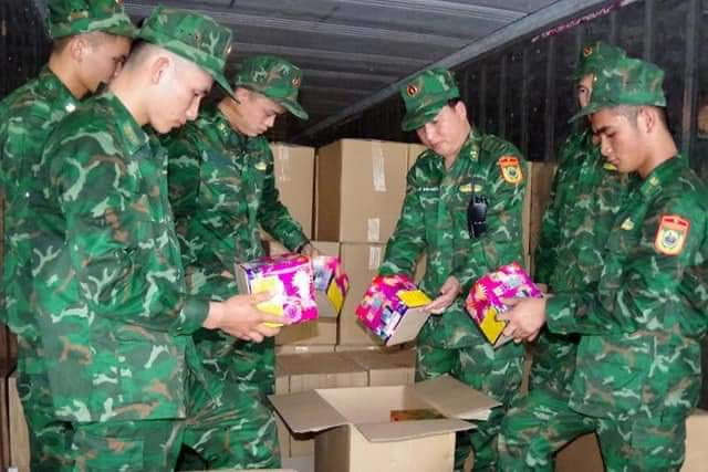 Về quân phục K-19 Biên phòng vô cùng đặc biệt, sử dụng chủ đạo bằng màu xanh lá cây tươi, phù hợp với nguỵ trang trong khu vực cỏ thấp và rừng nhiệt đới trẻ, kết hợp cùng các mảng hoạ tiết nhỏ màu nâu, xanh lá đậm, nhạt tạo tính nguỵ trang đặc thù rất cao trong môi trường tác chiến. Ảnh: Quân phục K-19 Biên phòng kiểu mới.