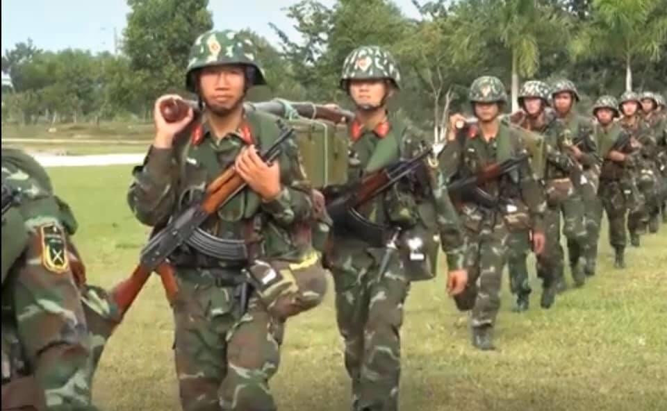 Quân phục K-19 có kiểu dáng thiết kế hiện đại, tạo tính thoải mái cho người lính khi hoạt động, cùng với việc may ôm cơ thể, có nhiều kích cỡ phù hợp, vừa vặn, tránh rộng quá kích cỡ tạo sự luộm thuộm, tạo tính thẩm mỹ cao, nâng cao tác phong của người lính. Đây là một điểm cải tiến cực kỳ đáng chú ý so với quân phục K-07 cũ dù cho ít được quan tâm tới. Ảnh: Chiến sĩ hành quân với quân phục K-19 mới.