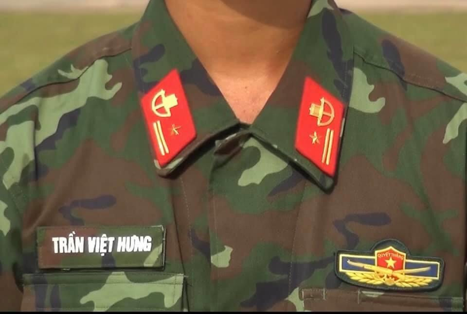 Đặc biệt, Lực lượng Đặc công sẽ bỏ kiểu hoạ tiết da báo đặc trưng của mình, quay lại sử dụng hoạ tiết nguỵ trang chung với Lục quân, chỉ còn phân biệt qua quân hàm kết hợp. Điều này là cải tiến vô cùng hợp lý, giúp kẻ địch không thể nào phân biệt được lực lượng đặc biệt tinh nhuệ hay là lực lượng thông thường của ta trong tình huống tác chiến thực tế, đảm bảo tính bí mật cũng như đồng bộ cao. Quân phục K-19 Đặc công loại bỏ dây đeo cầu vai hai bên, khác với K-19 Lục quân. Ảnh: Cận cảnh bộ quân phục dã chiến K-19 Đặc công.