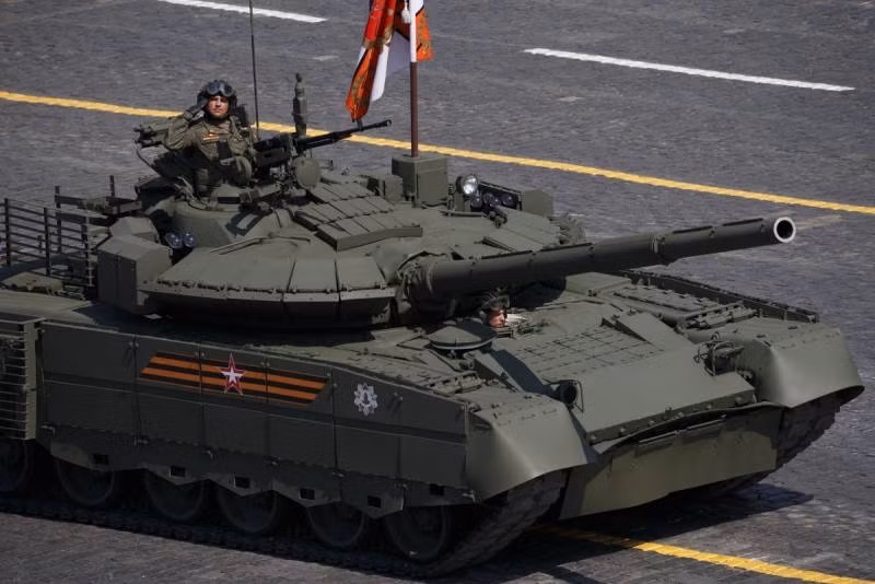 Các lữ đoàn này sẽ sớm nhận được vài chục chiếc T-80BVM, điều này sẽ giúp nâng cao hiệu quả chiến đấu của các lữ đoàn trên; đồng thời hình thành một lực lượng bọc thép khá lớn và mạnh theo hướng chiến lược phía bắc. Tổng số T-80BVM của Lữ đoàn số 200, Lữ đoàn độc lập 40 và 61, tổng cộng khoảng 100-120 chiếc. Ảnh: Xe tăng T-80BVM - Nguồn: topwar.ru