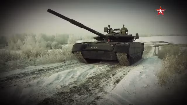 Tuy nhiên, động cơ tua-bin khí có nhược điểm là tiêu thụ nhiều nhiên liệu, cùng với đó là động cơ hoạt động rất nhạy cảm với bụi; tuy nhiên nhiệt độ thấp tại Bắc Cực và Viễn Đông sẽ bù đắp cho các nhược điểm này, và là điều kiện lý tưởng để T-80BVM hoạt động. Ảnh: Xe tăng T-80BVM - Nguồn: topwar.ru