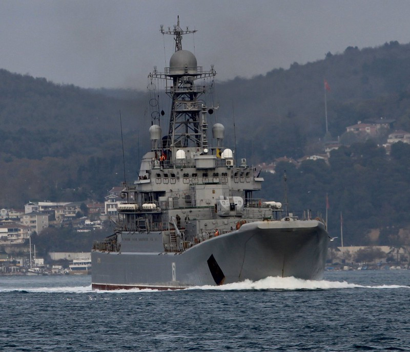 Hiện nay các hạm đội phía Bắc và Thái Bình Dương đều có sẵn các tàu đổ bộ lớn, có khả năng vận chuyển xe tăng, giúp nâng cao khả năng cơ động của các tiểu đoàn xe tăng và mở rộng khả năng chiến đấu cho các đơn vị phòng thủ bờ biển và thủy quân lục chiến của Nga được trang bị T-80BVM. Ảnh: Tàu đổ bộ cỡ lớn Azov 151 của Hải quân Nga - Nguồn: topwar.ru