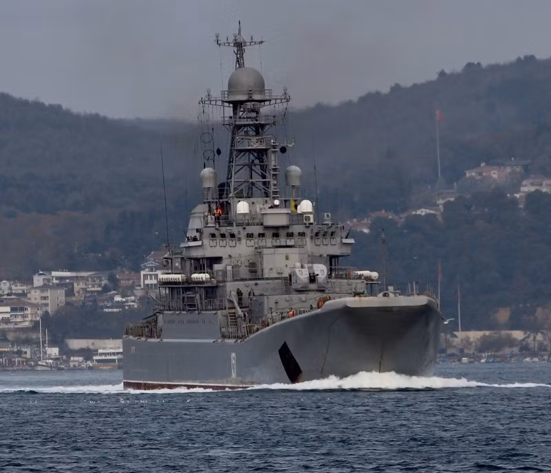 Hiện nay các hạm đội phía Bắc và Thái Bình Dương đều có sẵn các tàu đổ bộ lớn, có khả năng vận chuyển xe tăng, giúp nâng cao khả năng cơ động của các tiểu đoàn xe tăng và mở rộng khả năng chiến đấu cho các đơn vị phòng thủ bờ biển và thủy quân lục chiến của Nga được trang bị T-80BVM. Ảnh: Tàu đổ bộ cỡ lớn Azov 151 của Hải quân Nga - Nguồn: topwar.ru