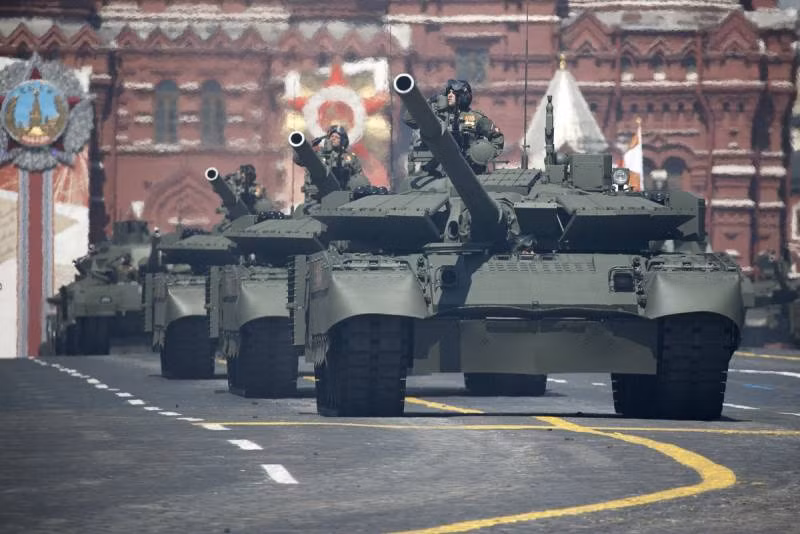 Những đơn vị được trang bị xe tăng T-80BVM là Lữ đoàn thủy quân lục chiến độc lập số 61 của Hạm đội phương Bắc (vùng Murmansk) và Lữ đoàn thủy quân lục chiến độc lập số 40 của Hạm đội Thái Bình Dương (vùng Kamchatka). Ảnh: T-80BVM trên Quảng trường Đỏ, ngày 24/6/2020 - Nguồn: topwar.ru
