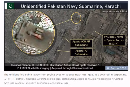 Ngày 17/7 vừa qua, Forbes đã đăng tải bức ảnh vệ tinh về cảng quân sự của Pakistan và phát hiện ra sự xuất hiện vô cùng bí ẩn của một loại tàu ngầm hoàn toàn mới, các nhà quan sát quân sự quốc tế nhận định rằng đây là dự án tàu ngầm Pakistan tự đóng mới trong nước. Trong khi đó, giới chức quốc phòng nước này vẫn chưa đưa ra bất kỳ một tuyên bố chính thức nào. Ảnh: Không ảnh vệ tinh cho thấy sự xuất hiện của loại tàu ngầm lạ.