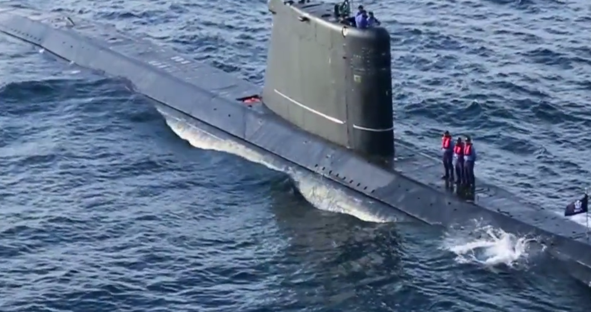 Sau khi hoàn thành hợp đồng này, năng lực tác chiến tàu ngầm của Hải quân Pakistan sẽ nâng cao một cách rõ rệt và rõ ràng sẽ là một đối thủ đáng gờm của Hải quân Ấn Độ. Chưa kể với việc có thể tự chế tạo tàu ngầm mini sẽ là cơ sở cho Pakistan phát triển công nghệ tàu ngầm nội địa, và là một trong những đồng minh thân cận nhất của Trung Quốc, chắc rằng người Trung sẽ không ngần ngại gì chia sẻ kinh nghiệm và công nghệ với người đối tác lâu năm của mình. Ảnh: Tàu ngầm Agosta của Hải quân Pakistan vốn đã hoạt động theo công nghệ những năm 1970.