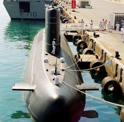 Theo đánh giá thì tàu ngầm mới tự chế tạo này của Pakistan có thiết kế tổng thể khá tương đồng với tàu ngầm mini mua từ Italia tuy nhiên có kích thước lớn hơn. Ảnh: Tàu ngầm diesel - điện PNS Khalid (S137) của hải quân Pakistan.