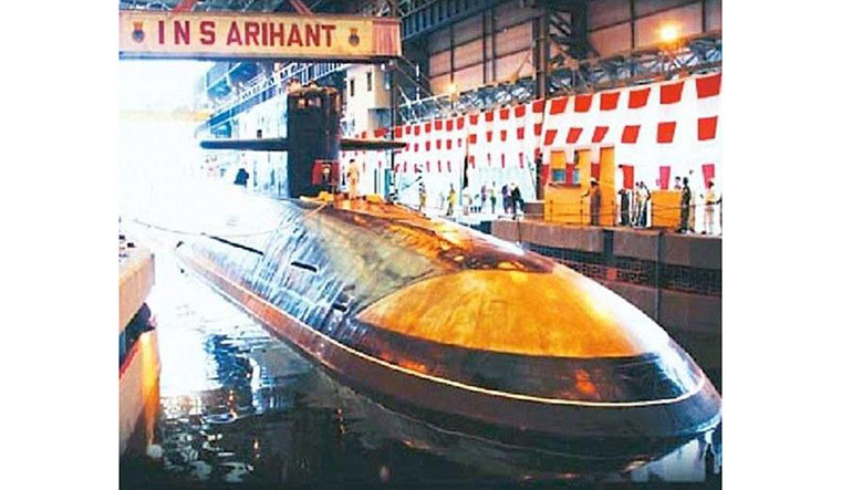 Mặc dù vậy năm 2017, Hải quân Ấn Độ lại gặp không ít những bê bối trong việc sử dụng tàu ngầm. Bắt đầu bằng việc tàu ngầm tấn công hạt nhân INS Arihant do Ấn Độ tự chế tạo, được đặt kì vọng rất cao, nhưng khi được đưa vào vận hành, thủy thủ đã quên đóng cửa hầm trong quá trình lặn. Kết quả là nước biển tràn vào tàu và khiến chiếc tàu ngầm này hư hại nhiều bộ phận, ước tính tiêu tốn đến hàng chục tỷ USD. Ảnh: Tàu ngầm hạt nhân INS Arihant của Ấn Độ.