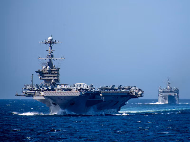 Để chiếm thế áp đảo trên các đại dương, Mỹ và Liên Xô đã xây dựng các hạm đội với nòng cốt là các tàu sân bay. Tàu sân bay là loại tàu chiến được thiết kế để triển khai và thu hồi lại máy bay; trên thực tế, nó hoạt động như một căn cứ không quân trên biển. Ảnh: Tàu sân bay lớp Nimitz của Mỹ. Nguồn: Hải quân Mỹ.