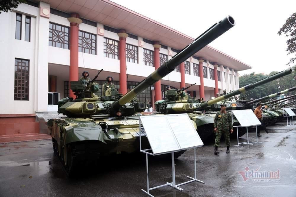 Hiện nay bộ đội Tăng - thiết giáp Việt Nam đã được đưa vào trang bị 64 xe tăng T-90 S/SK vô cùng hiện đại nhập khẩu từ Nga trong một hợp đồng được ký kết năm 2016. Ngoài ra, các chiến xa này còn được trang bị những loại vũ khí chuyên dụng vô cùng hiện đại càng tăng thêm uy lực của nó trên chiến trường, một trong số đó là tên lửa chống tăng bắn qua nòng pháo 9M119M Refleks-M. Ảnh: Xe tăng T-90S và T-90SK của Việt Nam. Nguồn: Vietnamnet.