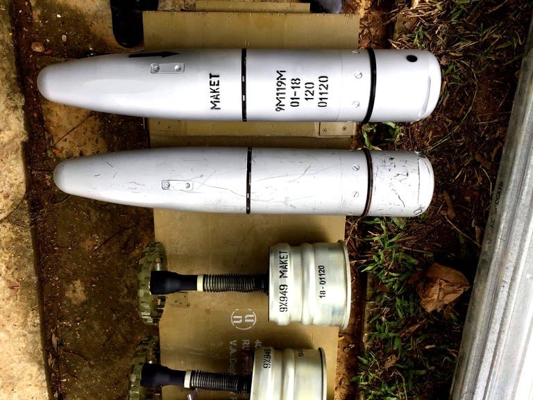 Với xác suất đánh trúng mục tiêu vẫn là trên 80% ở khoảng cách tối đa 5.000m, tên lửa nặng 24kg chứa liều nổ 4,5kg. Ảnh: Bộ đội Việt Nam chuẩn bị tên lửa 9M119M và liều phóng 3UBK20 cho huấn luyện. Quả đạn và liều phóng có chữ MAKET nghĩa là đạn tập.