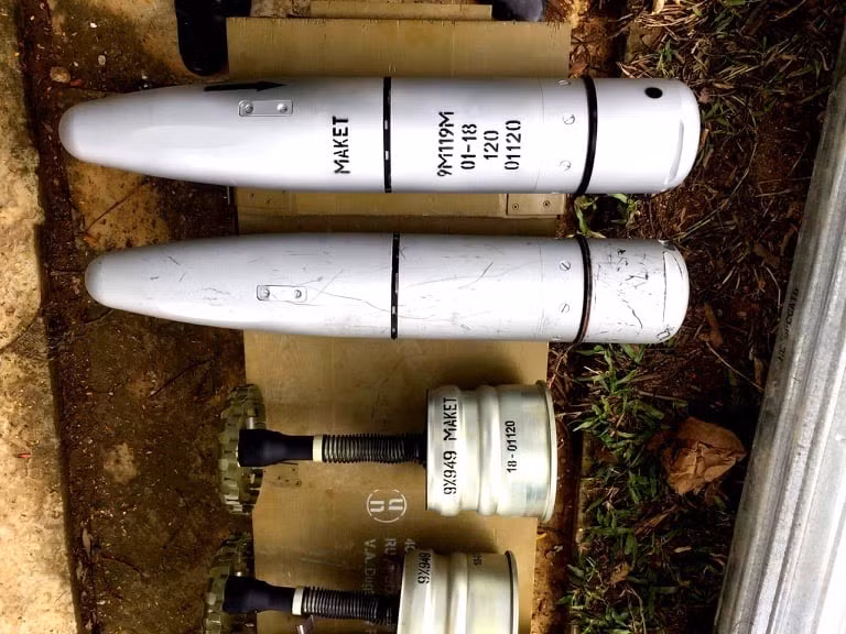 Với xác suất đánh trúng mục tiêu vẫn là trên 80% ở khoảng cách tối đa 5.000m, tên lửa nặng 24kg chứa liều nổ 4,5kg. Ảnh: Bộ đội Việt Nam chuẩn bị tên lửa 9M119M và liều phóng 3UBK20 cho huấn luyện. Quả đạn và liều phóng có chữ MAKET nghĩa là đạn tập.